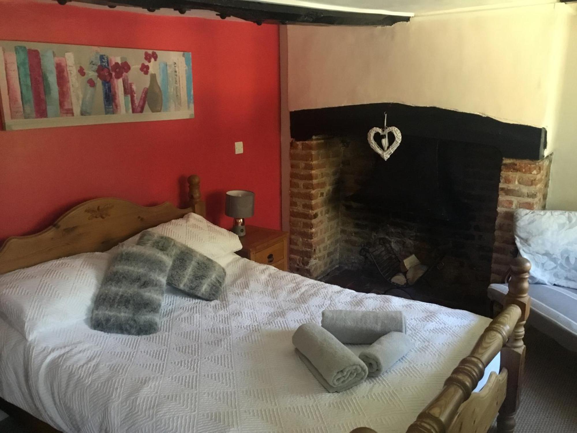The Flying Horse Inn Boughton Aulph Bagian luar foto